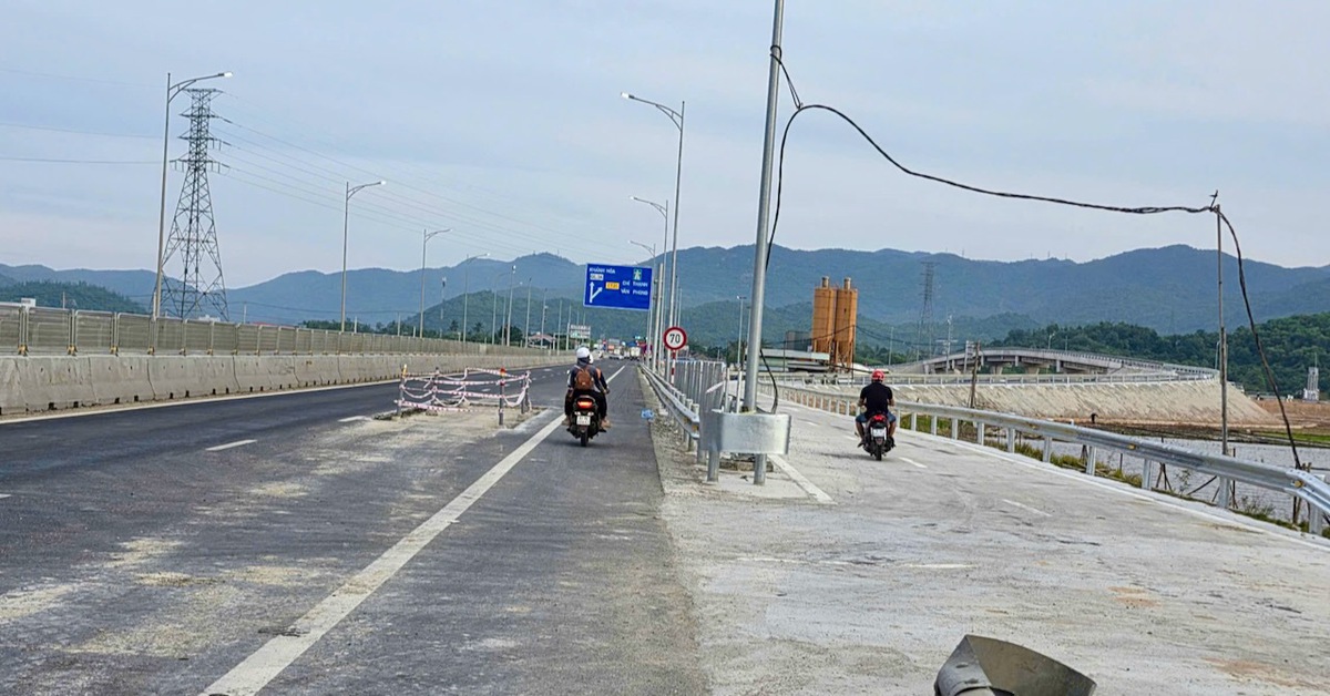 Người đi xe máy 'rối bời' khi vào đường gom cao tốc Chí Thạnh - Vân Phong, khu vực gần đèo Cả