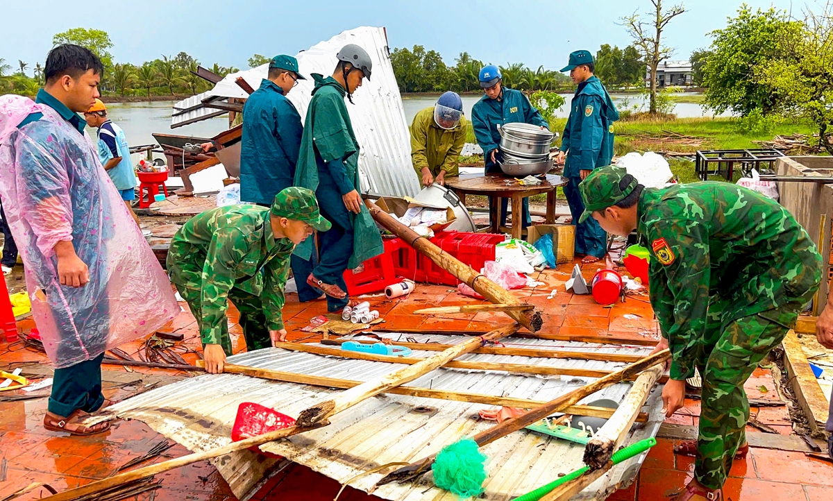 Lốc xoáy ở Cà Mau làm 5 căn nhà sập, 3 người bị thương