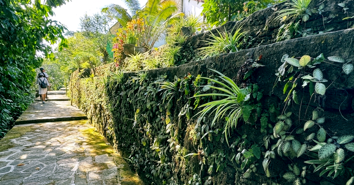 Lạc vào làng cổ Lộc Yên, nơi có cổng ngõ, bờ rào bằng đá trăm năm tuổi xếp chồng độc đáo