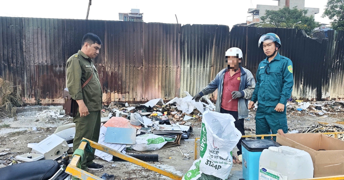 Vừa mật phục xử phạt xả rác bậy, vừa ‘gỡ nút thắt’ rác cồng kềnh cho dân