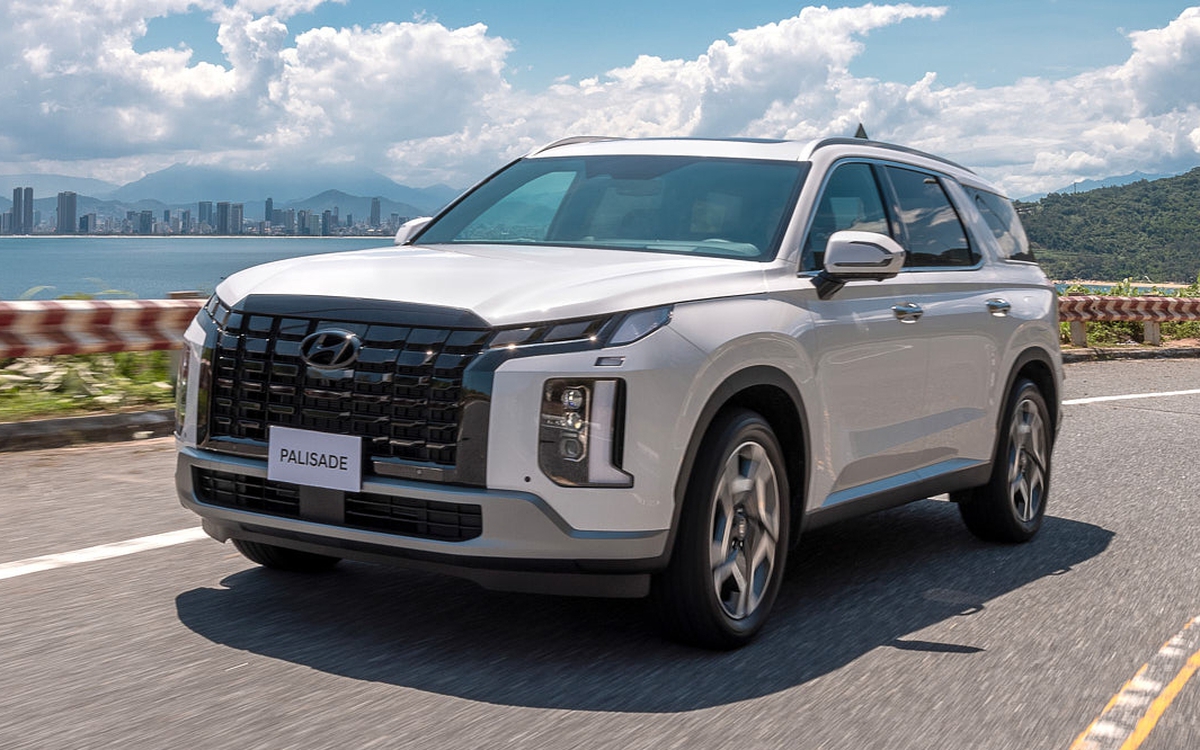 Tin tức giá xe: Hyundai Palisade giảm niêm yết tới 170 triệu, khởi điểm tiệm cận Ford Everest 'base'