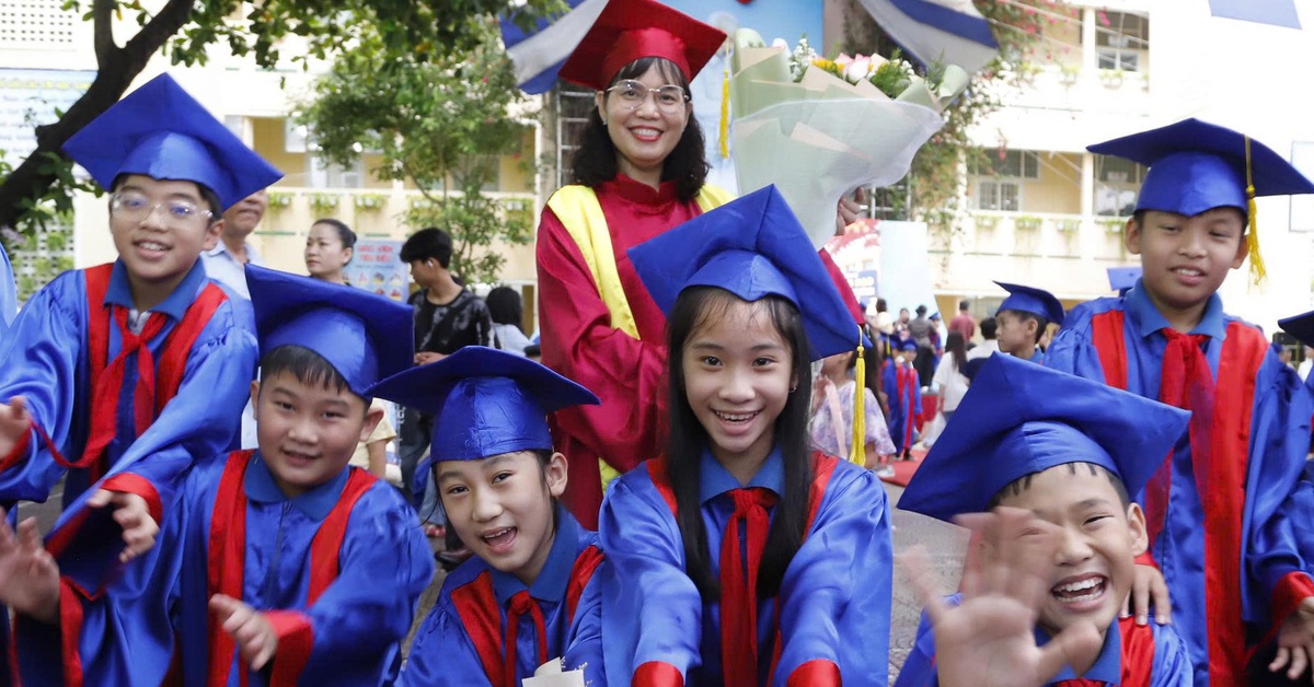Hiệu trưởng ở TP.HCM trao 3 'chiếc chìa khóa' cho học sinh bước vào tương lai