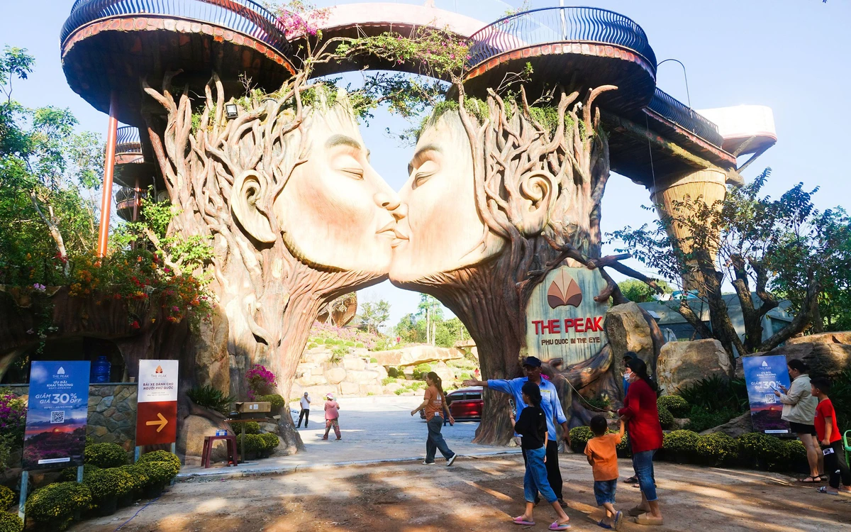 Phú Quốc đưa ra ‘tối hậu thư’ sẽ cưỡng chế vườn hoa The Peak trên núi Điện Tiên
