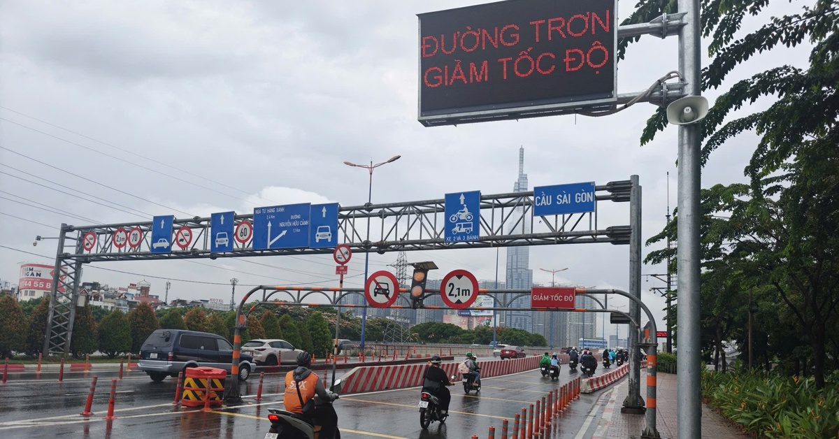 Phát loa cảnh báo trên cầu Sài Gòn, giảm va chạm, té ngã khi thời tiết xấu