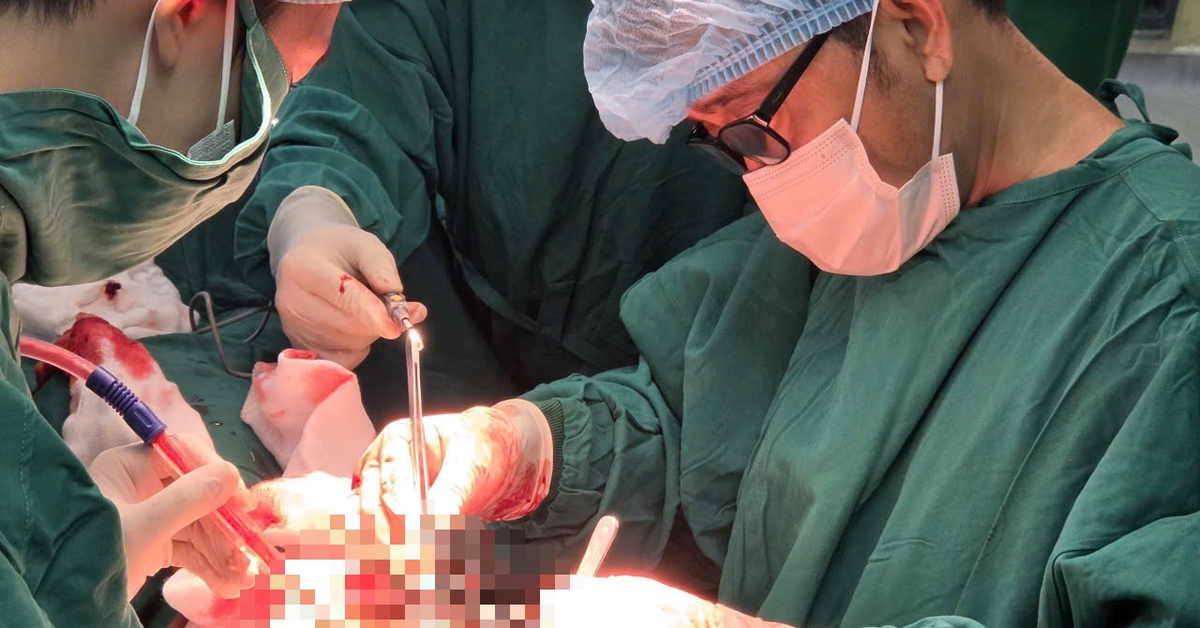 Nghẹt thở cứu ca đứt lìa động mạch cổ, ngưng tim: Ép tim 20 phút, vừa mổ vừa hồi sức