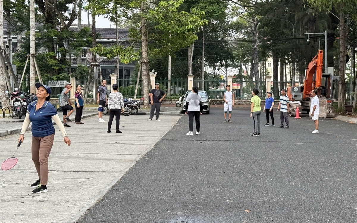 Nhóm người ở Cần Thơ vô tư đá cầu dưới lòng đường