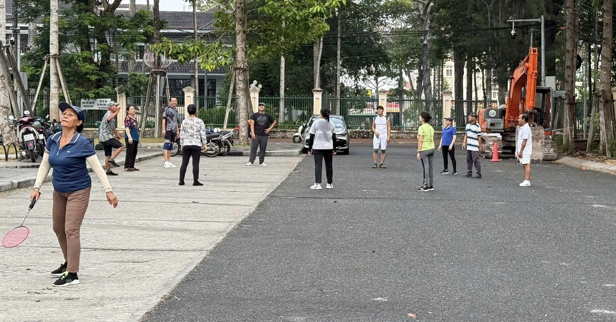 Nhóm người ở Cần Thơ thường xuyên đá cầu dưới lòng đường