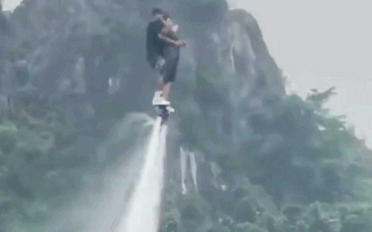 Sự cố khi biểu diễn flyboard, hai người đang bay rơi xuống hồ Núi Lớ