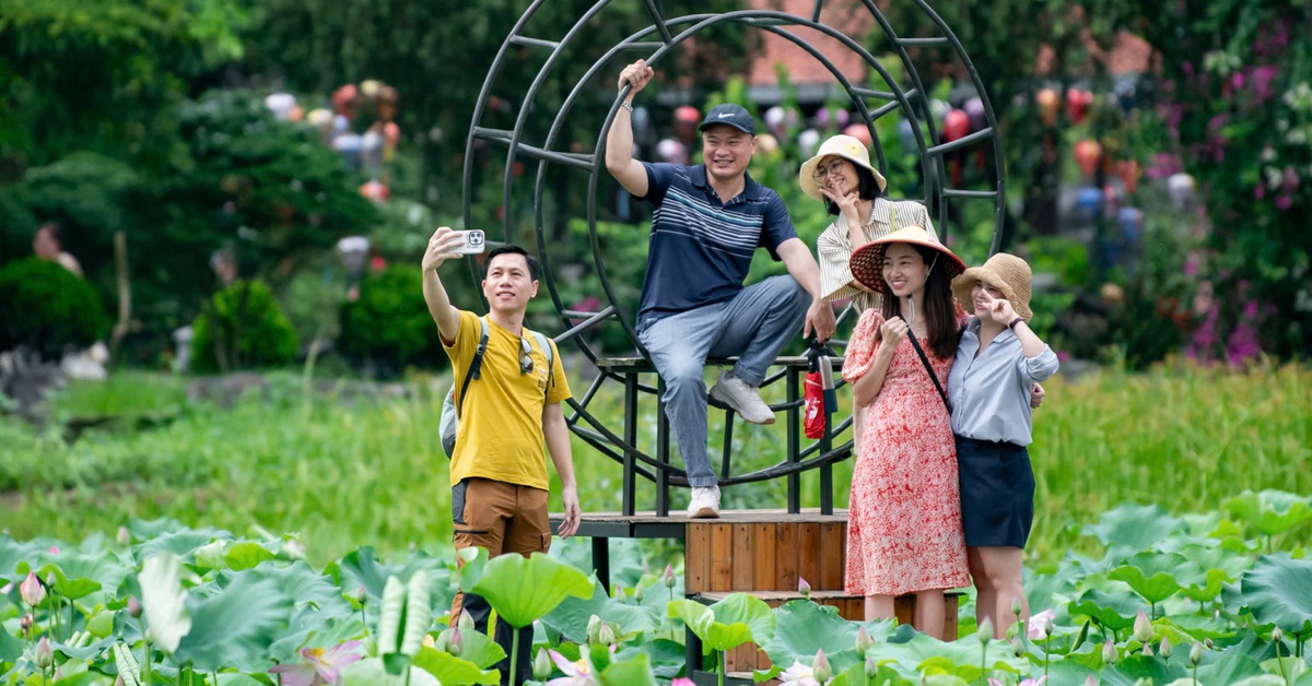 Du lịch nhiều địa phương bùng nổ dịp lễ, thu hàng nghìn tỉ đồng