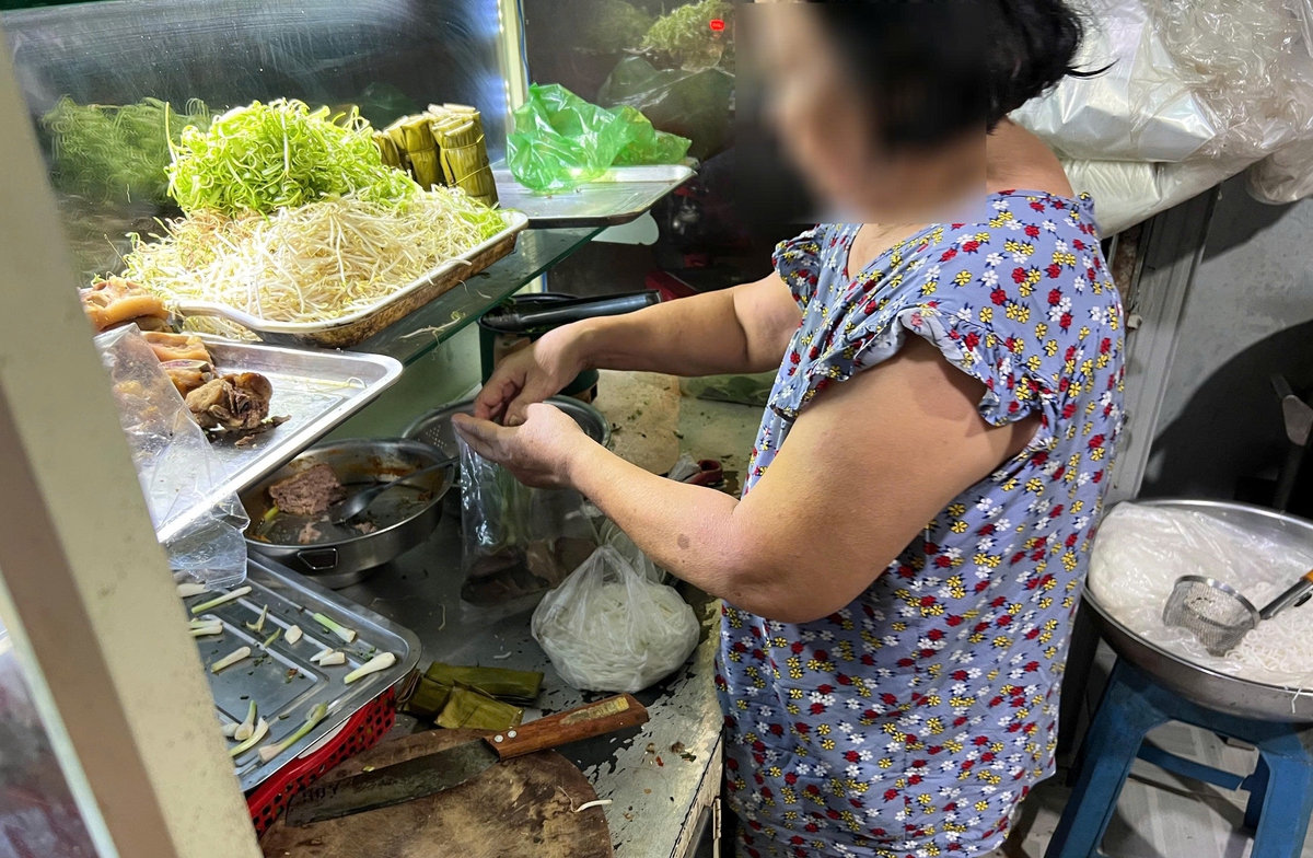 Người bán thức ăn không đeo khẩu trang, găng tay: Ai giám sát, xử phạt?