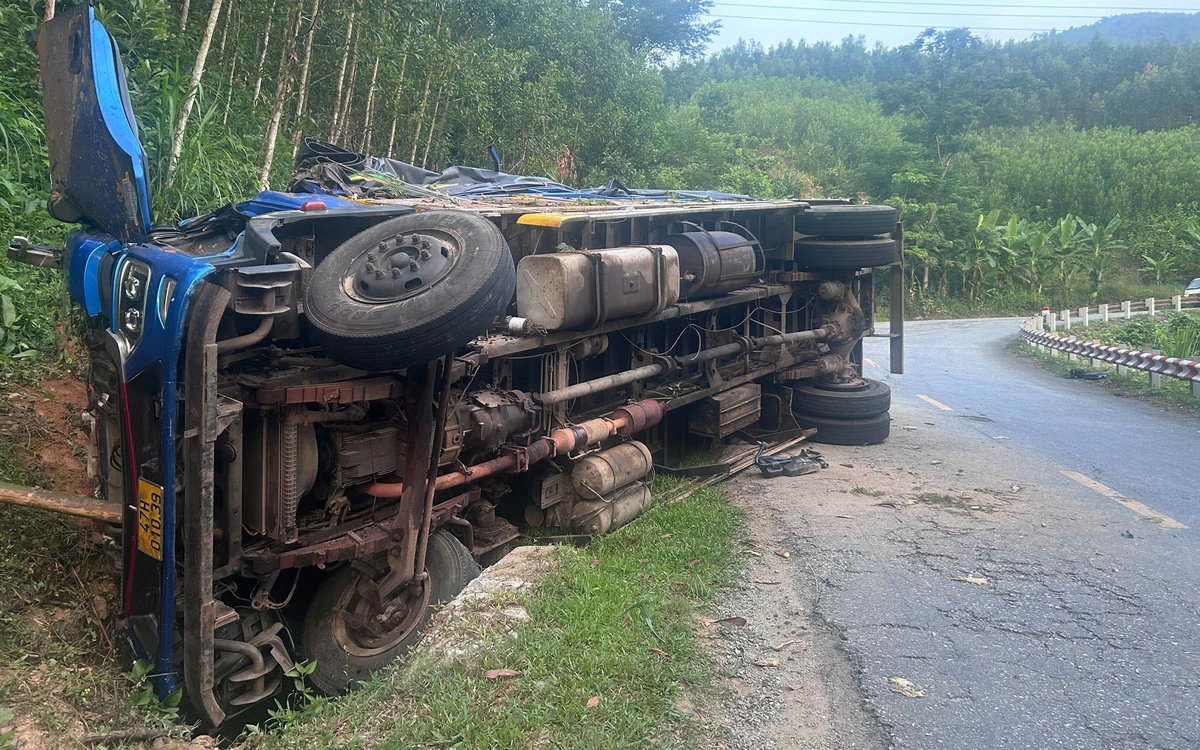 Xe tải lật trên đèo Vi Ô Lăk, 2 người tử vong