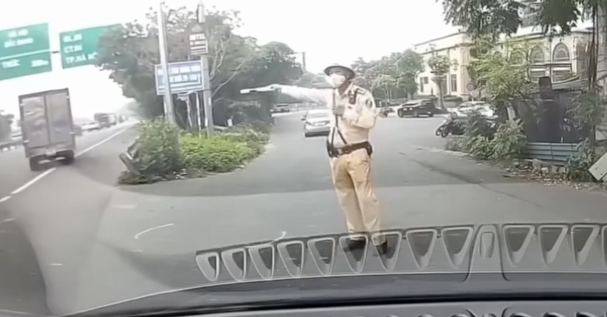 Đã đi sai làn đường, còn thách thức CSGT 'bây giờ anh đang vội'