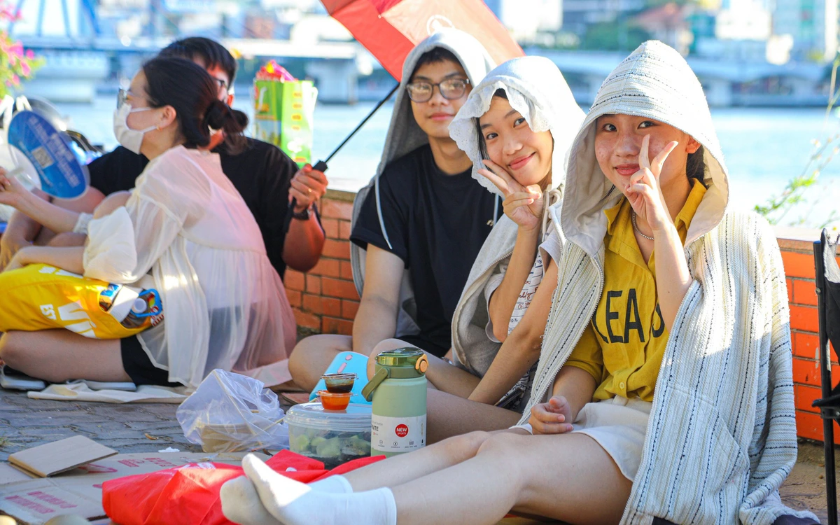 Hàng ngàn người đội nắng bên bờ sông Hàn chờ khai mạc pháo hoa quốc tế