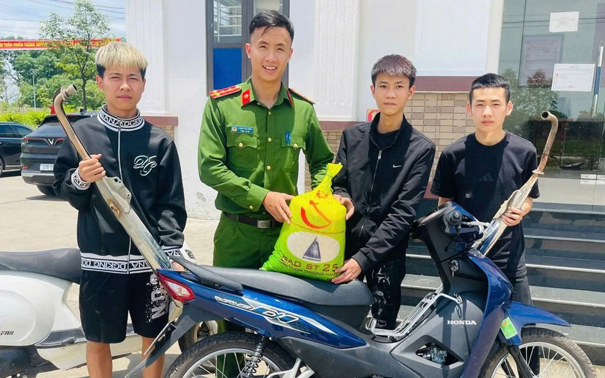 Nhiều quái xế ở Bắc Ninh nộp pô độ, nhận gạo thơm từ công an xã