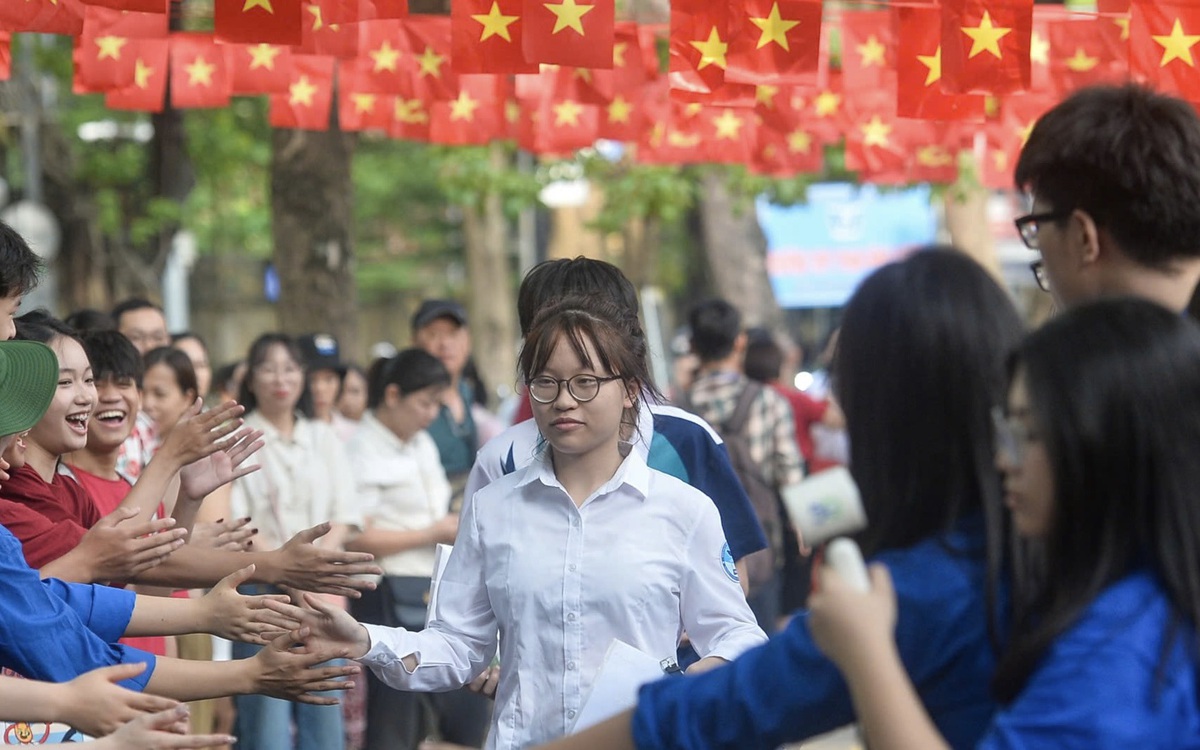 Hanoi 10th Grade Literature Exam: Suggested Answers