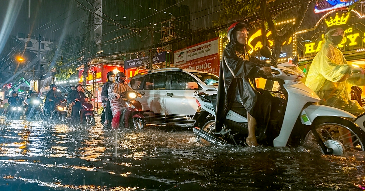 Mưa lớn, gió mạnh ở TP.HCM, có đường ngập hơn nửa bánh xe