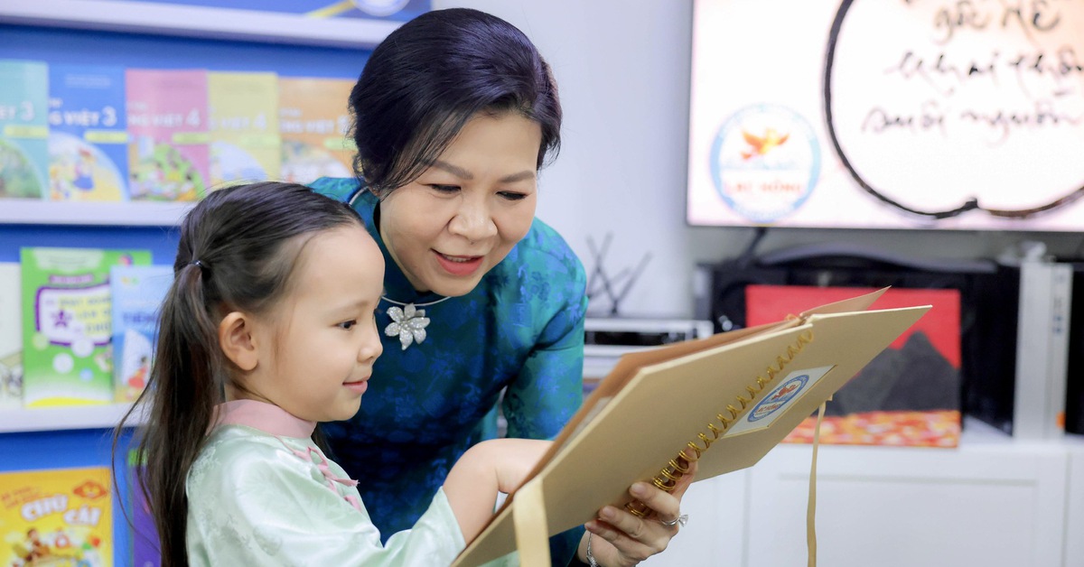 Phu nhân Ngô Phương Ly thăm và tặng 100 đầu sách cho lớp tiếng Việt Lạc Hồng tại Singapore