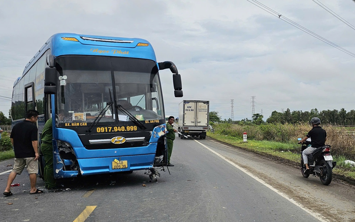 Xe khách va chạm 3 xe máy trên đường tránh ở Sóc Trăng, 2 người chết, 2 người bị thương