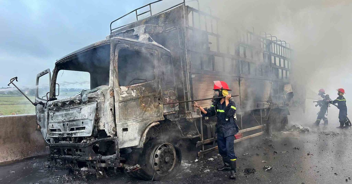Xe tải bốc cháy dữ dội trên cao tốc
