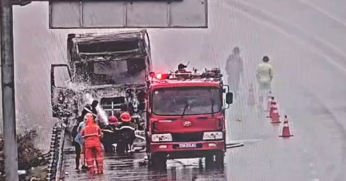 Cháy xe đầu kéo trên cao tốc Nha Trang - Cam Lâm