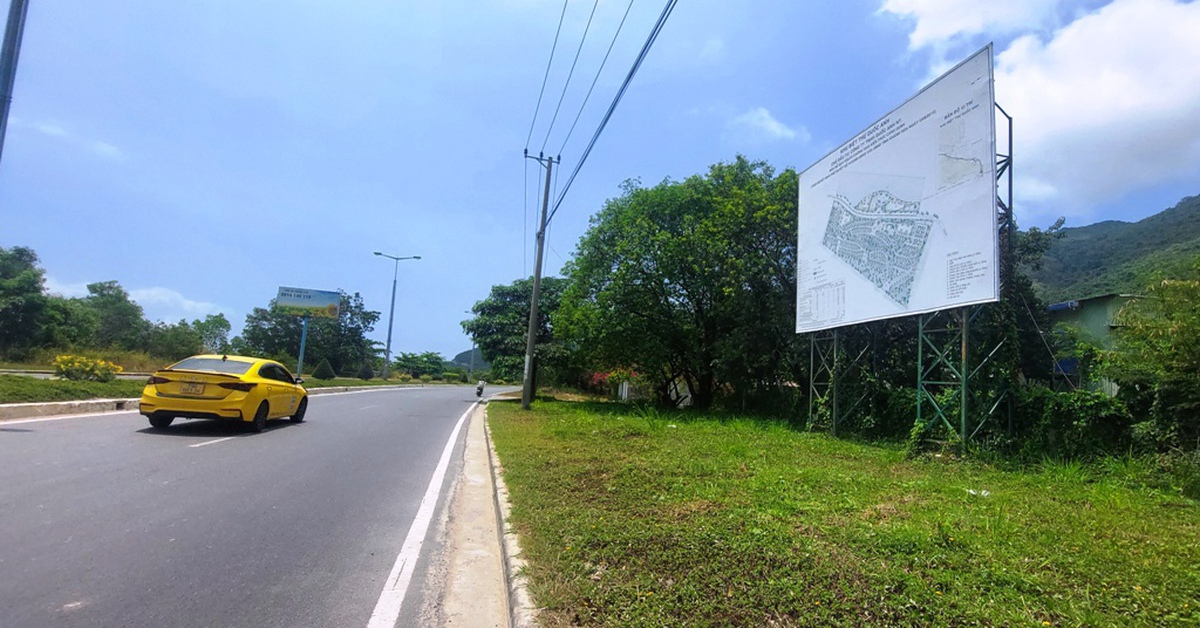 Dân khiếu nại dự án biệt thự ở Nha Trang bị thu hồi 2 năm, bảng quảng cáo vẫn 'sừng sững'