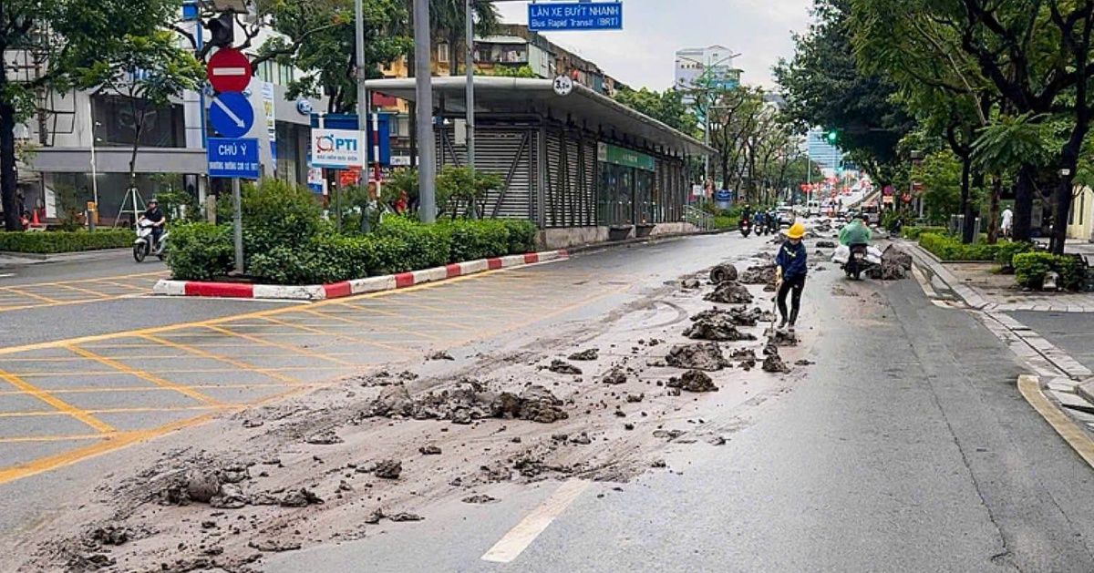 Phạt nặng tài xế và chủ xe tải làm bùn đất rơi xuống mặt đường ở Hà Nội