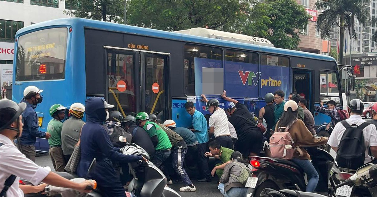 Nguyên nhân người phụ nữ kẹt dưới gầm xe buýt khiến hàng chục người phải nâng xe để giải cứu