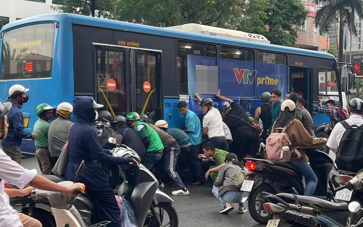 Hàng chục người nâng xe buýt để cứu người phụ nữ kẹt dưới gầm xe