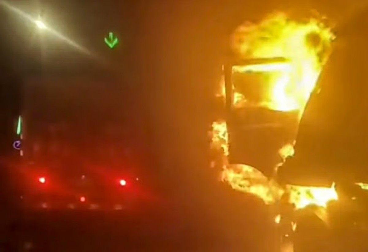 Chàng trai Trung Quốc liều mình cứu người khỏi xe tải bốc cháy