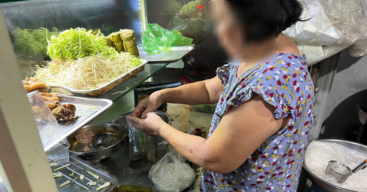 Không đeo găng tay bốc thức ăn lại nói liên tục, nước bọt bắn vào nhưng vẫn đắt khách