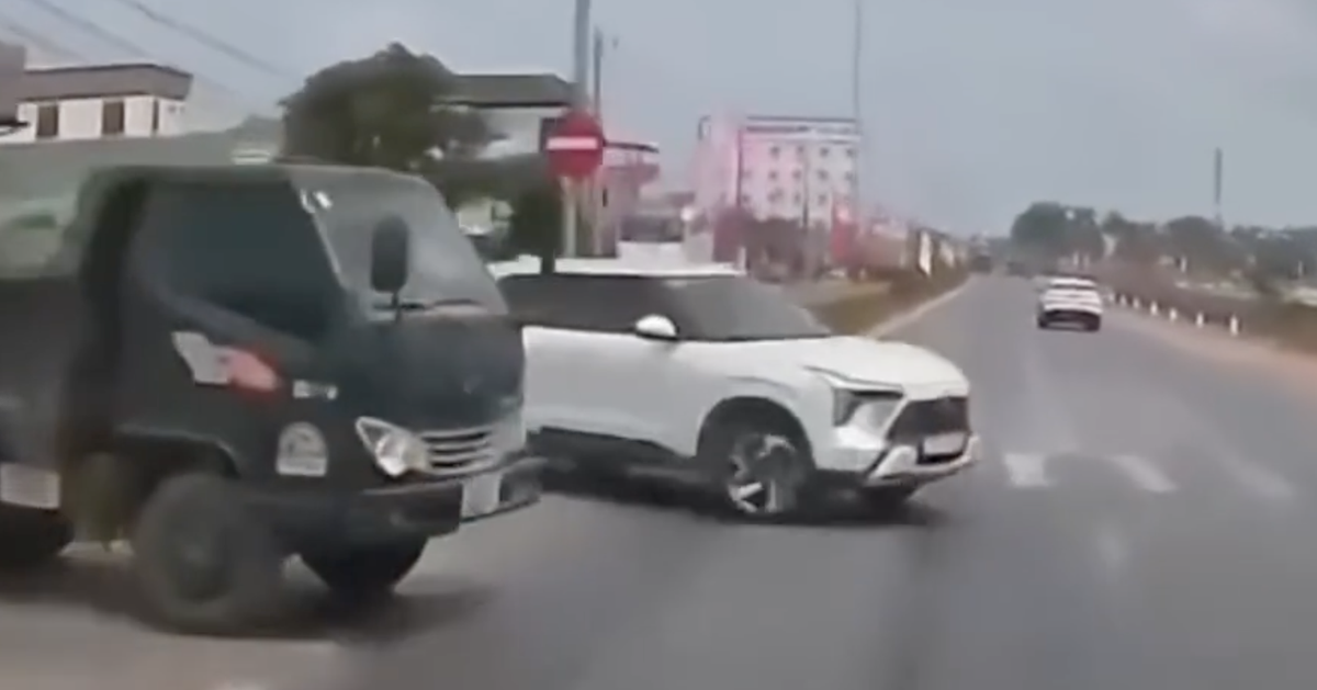 Tông trúng xe đang quay đầu, xe nào sai và phải bồi thường?