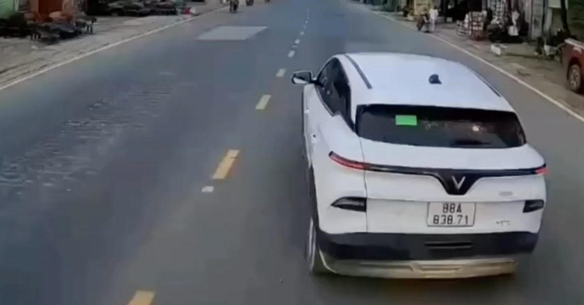 Ô tô lạng lách trên đường, người dân ghi hình báo Cục trưởng CSGT xử lý