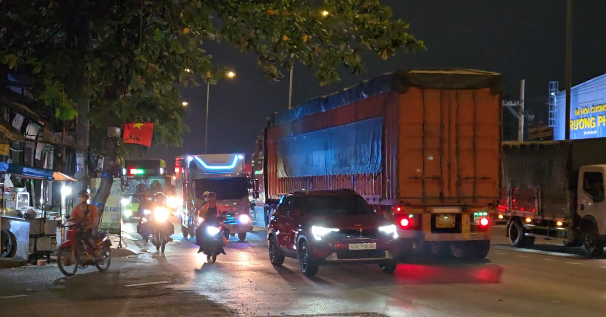 Xác minh clip xe container chạy ngược chiều giờ cao điểm ở TP.HCM