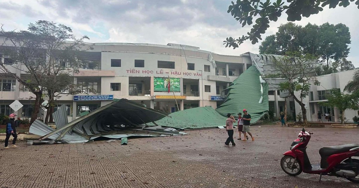 Dông lốc cuốn bay mái tôn trường tiểu học xuống sân