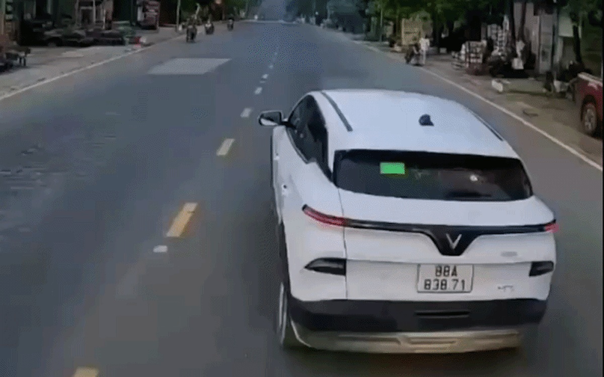 Ô tô lạng lách trên đường, người dân ghi hình báo Cục trưởng CSGT xử lý