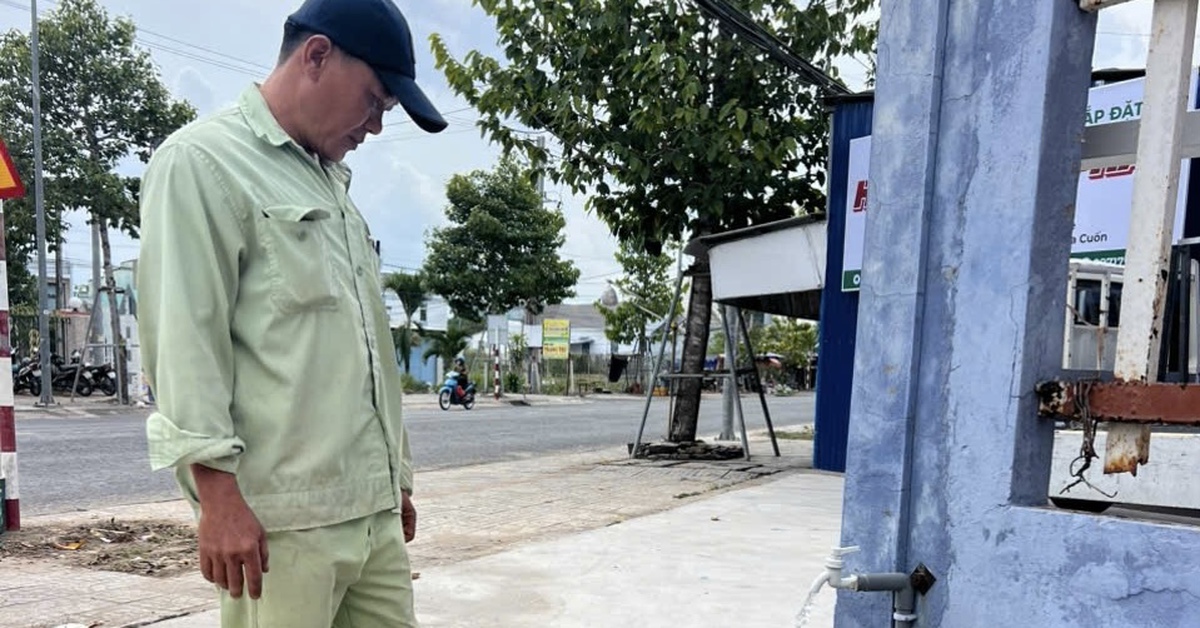 Người dân Cần Thơ than trời nắng nóng, lại gặp cảnh nước sinh hoạt chảy nhỏ giọt