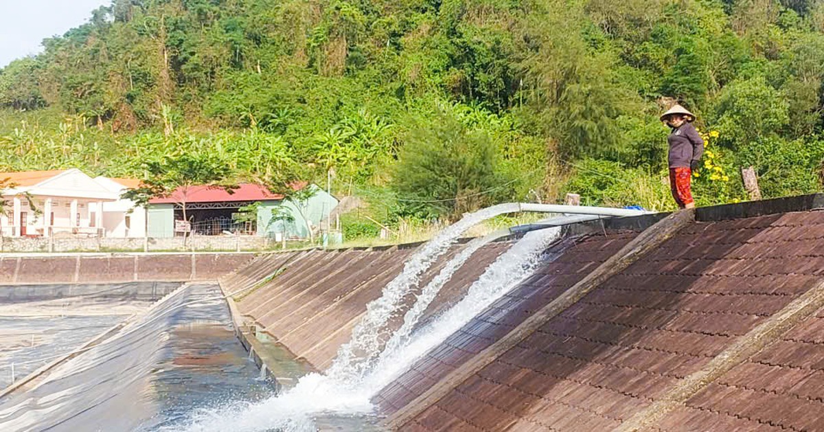 Dùng sà lan chở 23.000m³ nước ngọt 'giải tỏa cơn khát' cho dân đảo Hải Tặc