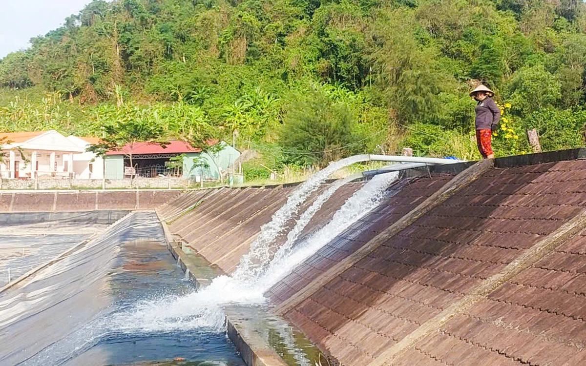 Dùng sà lan chở 23.000m³ nước ngọt 'giải tỏa cơn khát' cho dân đảo Hải Tặc