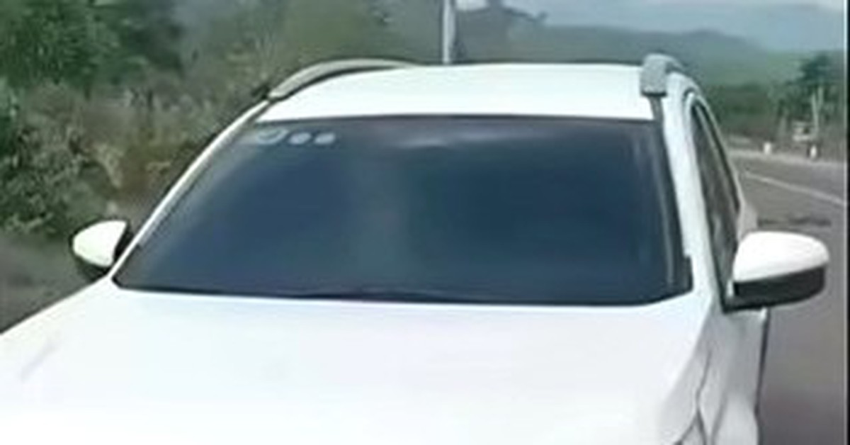 Thanh niên ngồi chết trong chiếc xe hơi dừng trên quốc lộ 27C