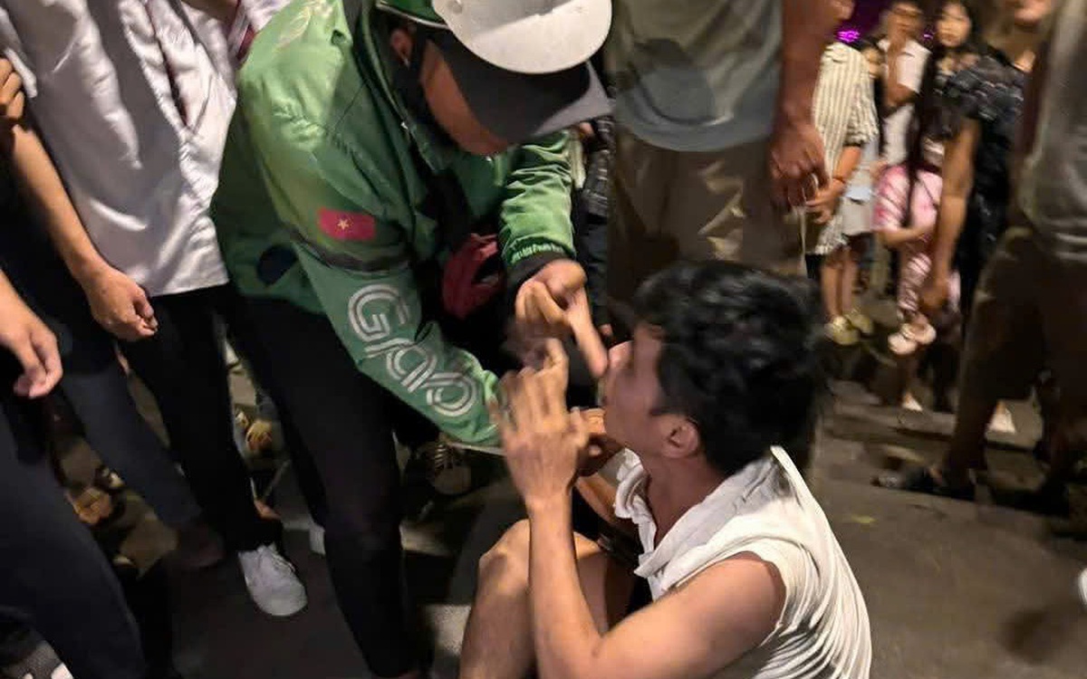 Khen thưởng tài xế Grab và hai cảnh sát bắt thanh niên trộm iPhone giữa cầu