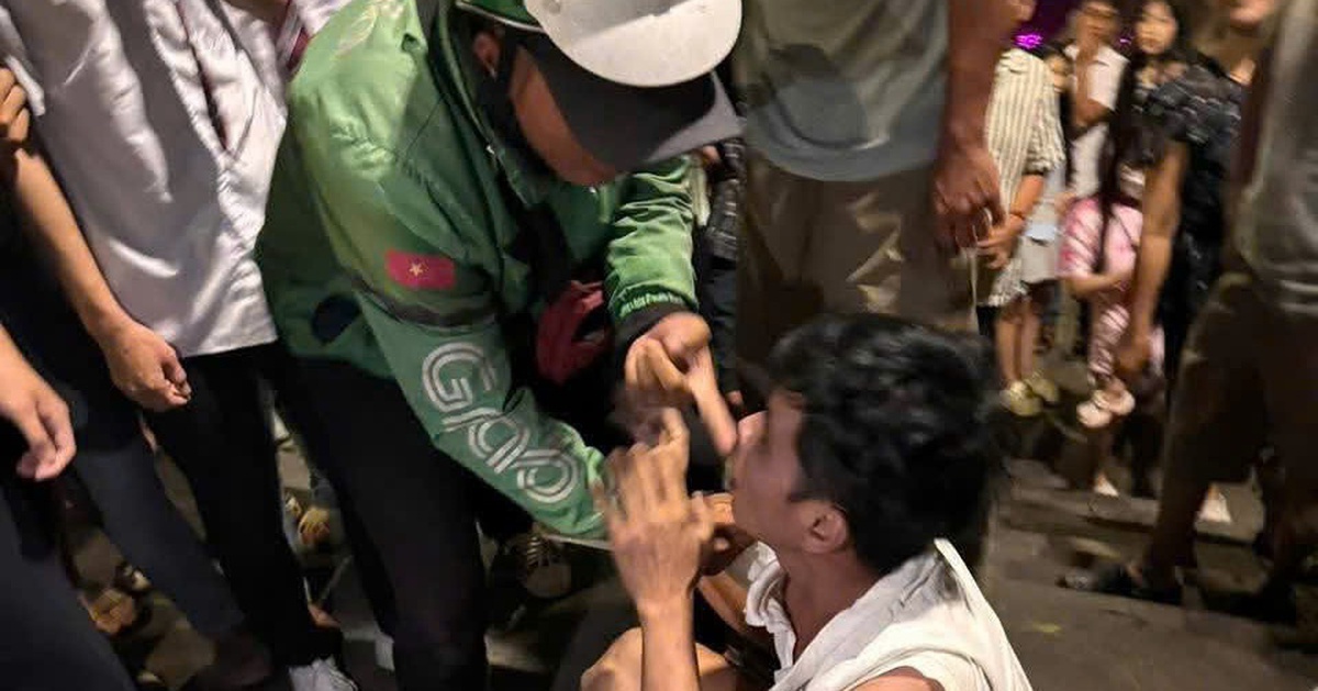 Khen thưởng tài xế Grab và hai cảnh sát bắt thanh niên trộm iPhone giữa cầu