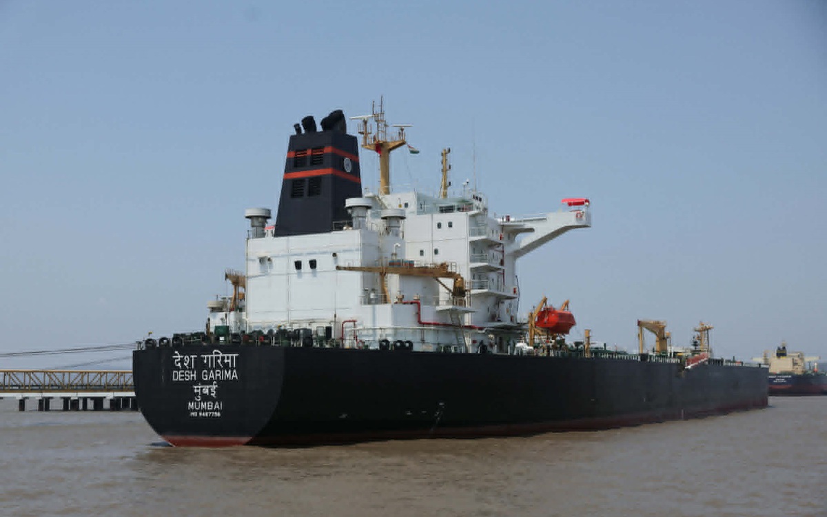 Mỹ hộ tống tàu qua eo biển Hormuz, Iran đáp trả