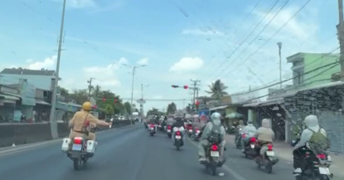 Cảnh sát giao thông dùng xe đặc chủng dẫn đường, kịp thời cứu người bị cao huyết áp nguy kịch