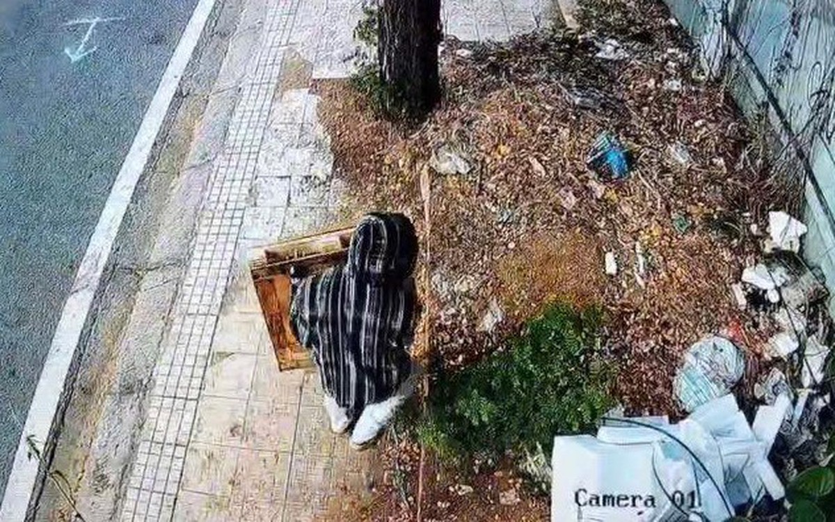 Camera ghi nhận hai người vứt rác ven đường Nguyễn Văn Linh, mỗi người bị phạt 1,5 triệu đồng