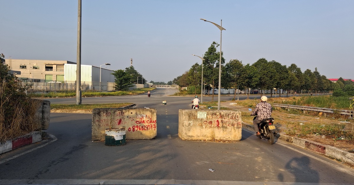 Đem các khối bê tông chắn giữa đường ở TP.HCM mà không có cảnh báo