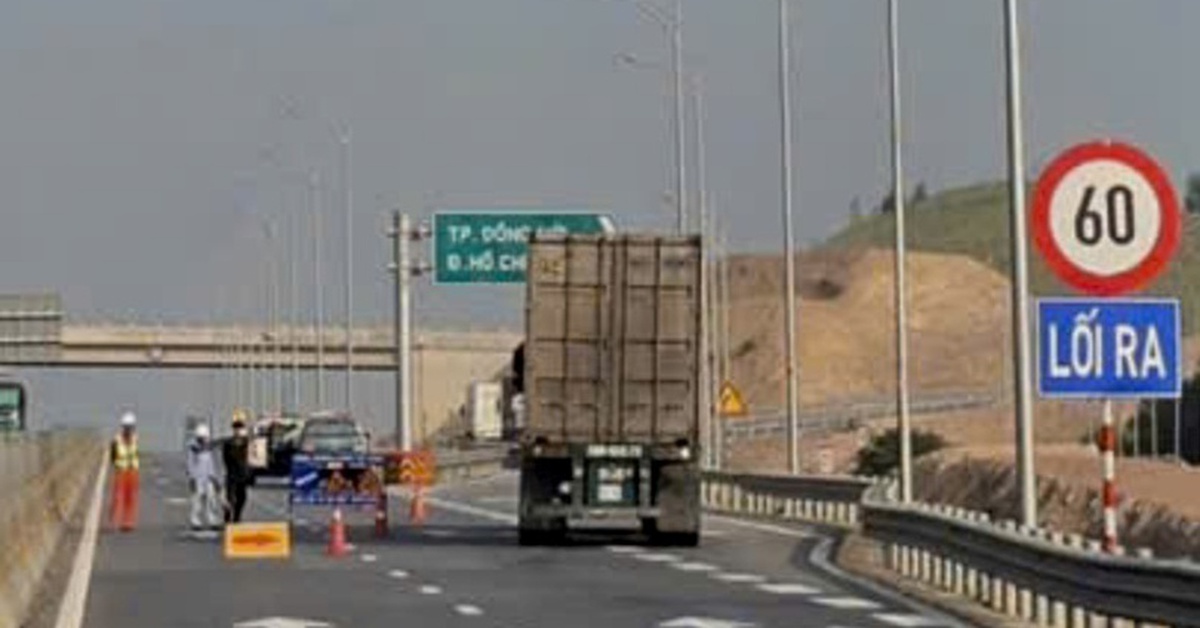 Tạm đóng nhiều đoạn trên cao tốc Vũng Áng - Cam Lộ để lắp đặt hệ thống giám sát và thu phí