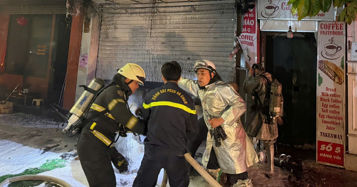Cửa hàng trong khu phố cổ bốc cháy lúc nửa đêm, cứu 4 người mắc kẹt