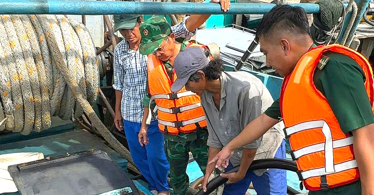 Bắt tàu cá chở hơn 31.000 lít dầu không rõ nguồn gốc trên biển