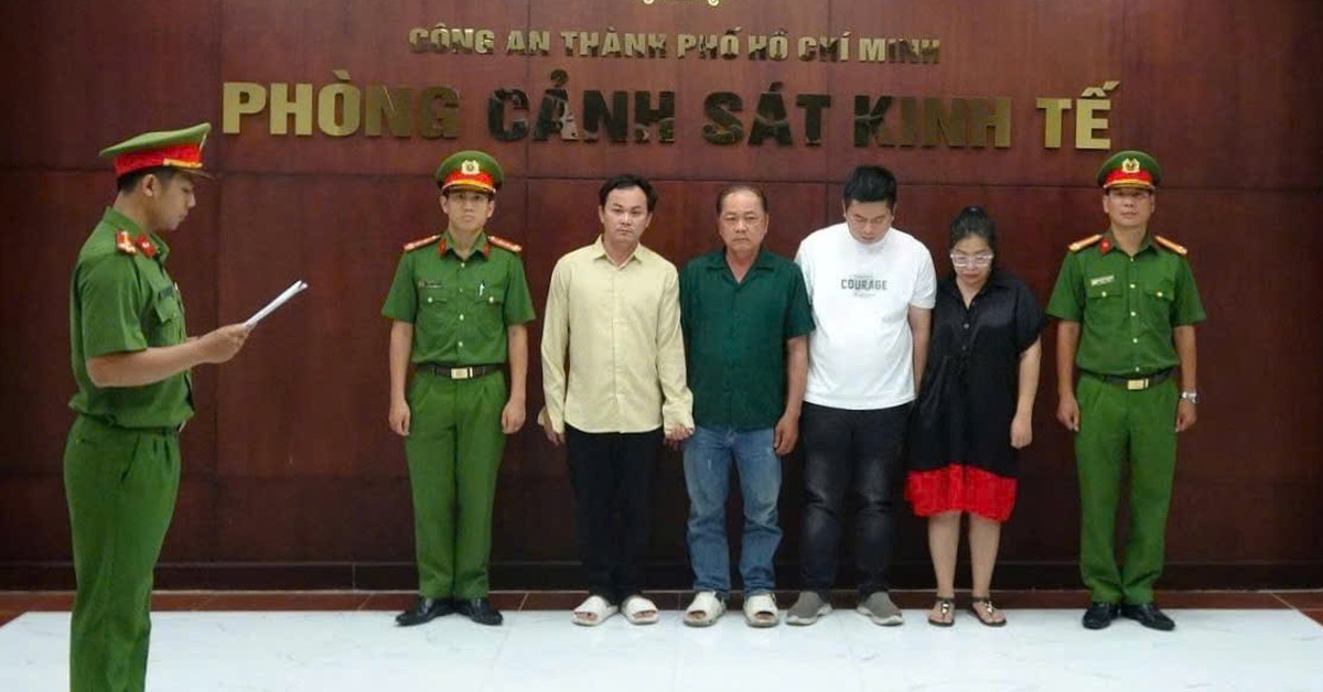 Công an TP.HCM bắt 4 người sản xuất giấm acetic giả từ axit acetic dùng trong công nghiệp