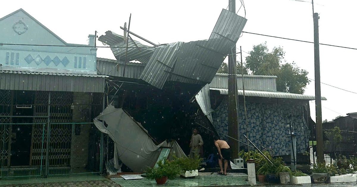 Mưa dông làm thiệt hại 37 căn nhà, gãy 7 trụ điện ở Đồng Tháp